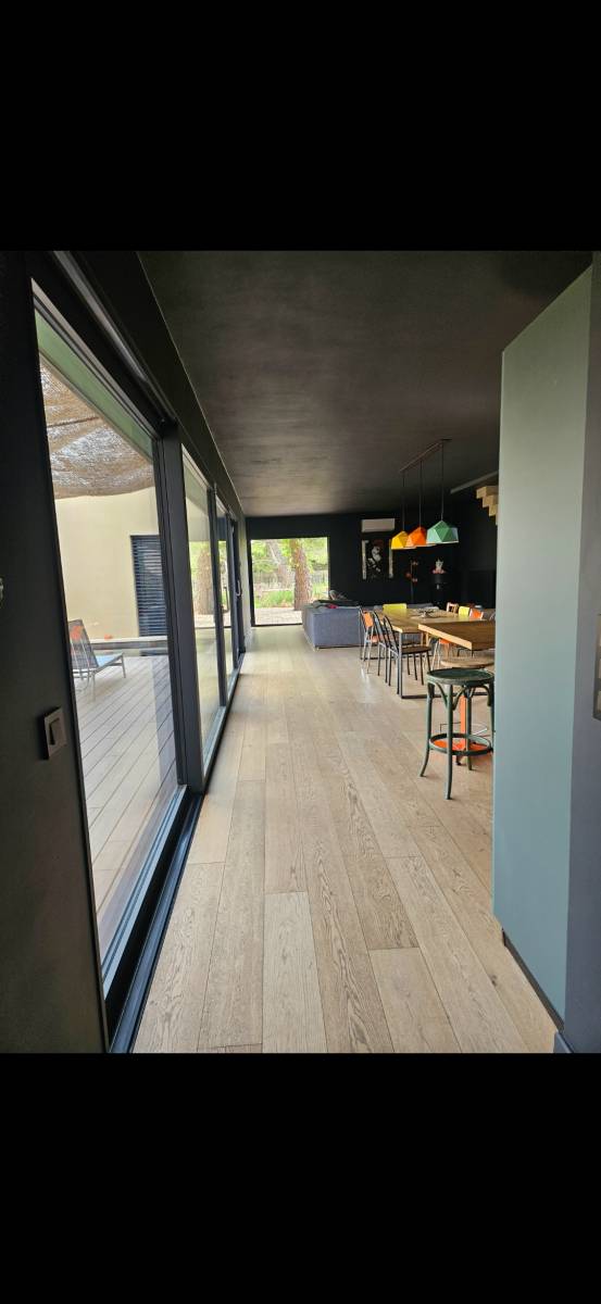 Installation d’un poêle à bois haut de gamme dans une maison d’architectes à Vaison-la-Romaine.