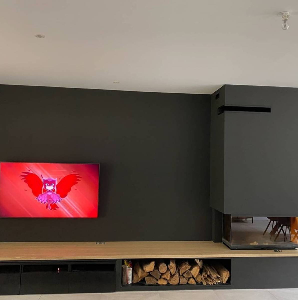 Fabrication de cheminée avec foyer à bois avec banquette.