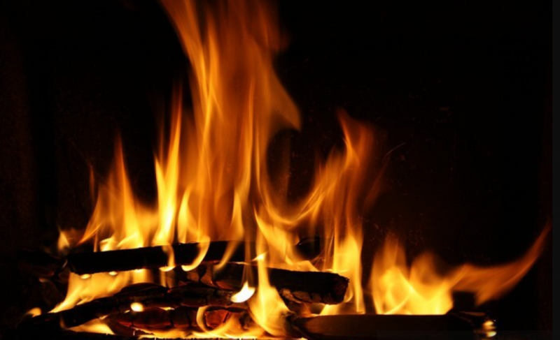 Astuces pour faire durer son feu de cheminée le plus longtemps possible.