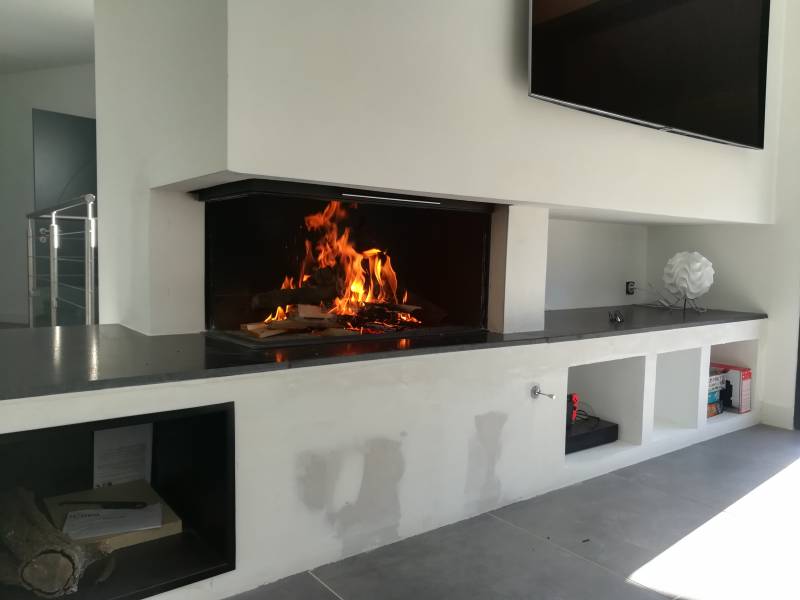 Cheminée latéral Totemfire by Cheminées-conception