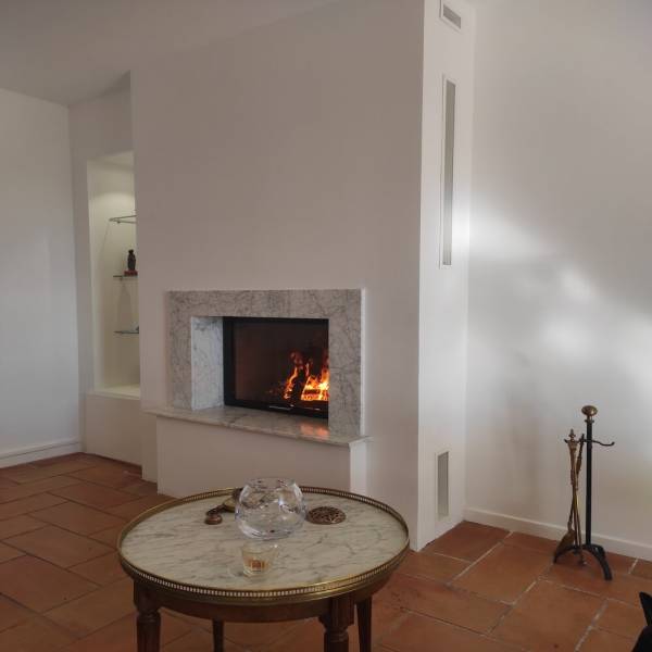installation d'une cheminée classique avec foyer à porte escamotable à Pertuis