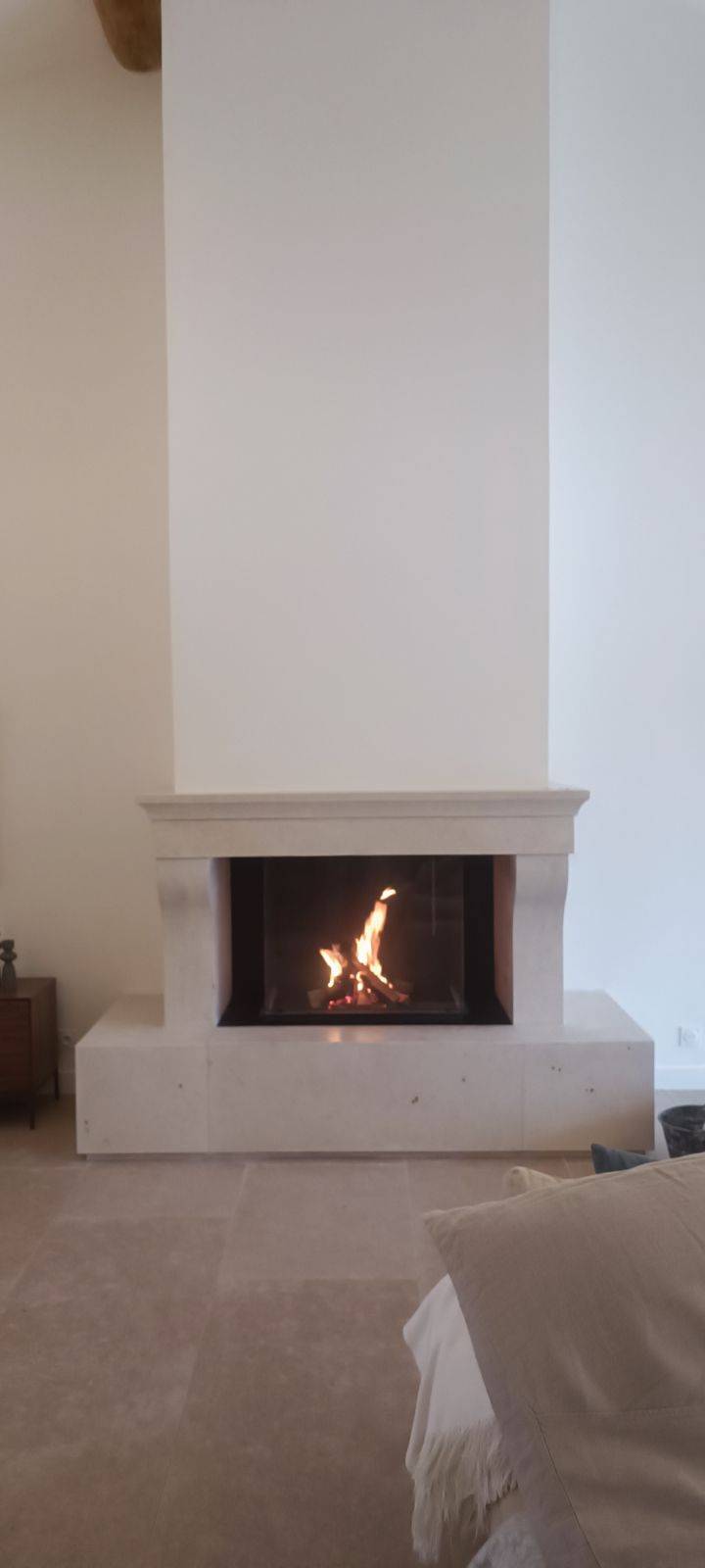 La fermeture à guillotine : une solution élégante pour une cheminée à feu ouvert par Cheminées conception..