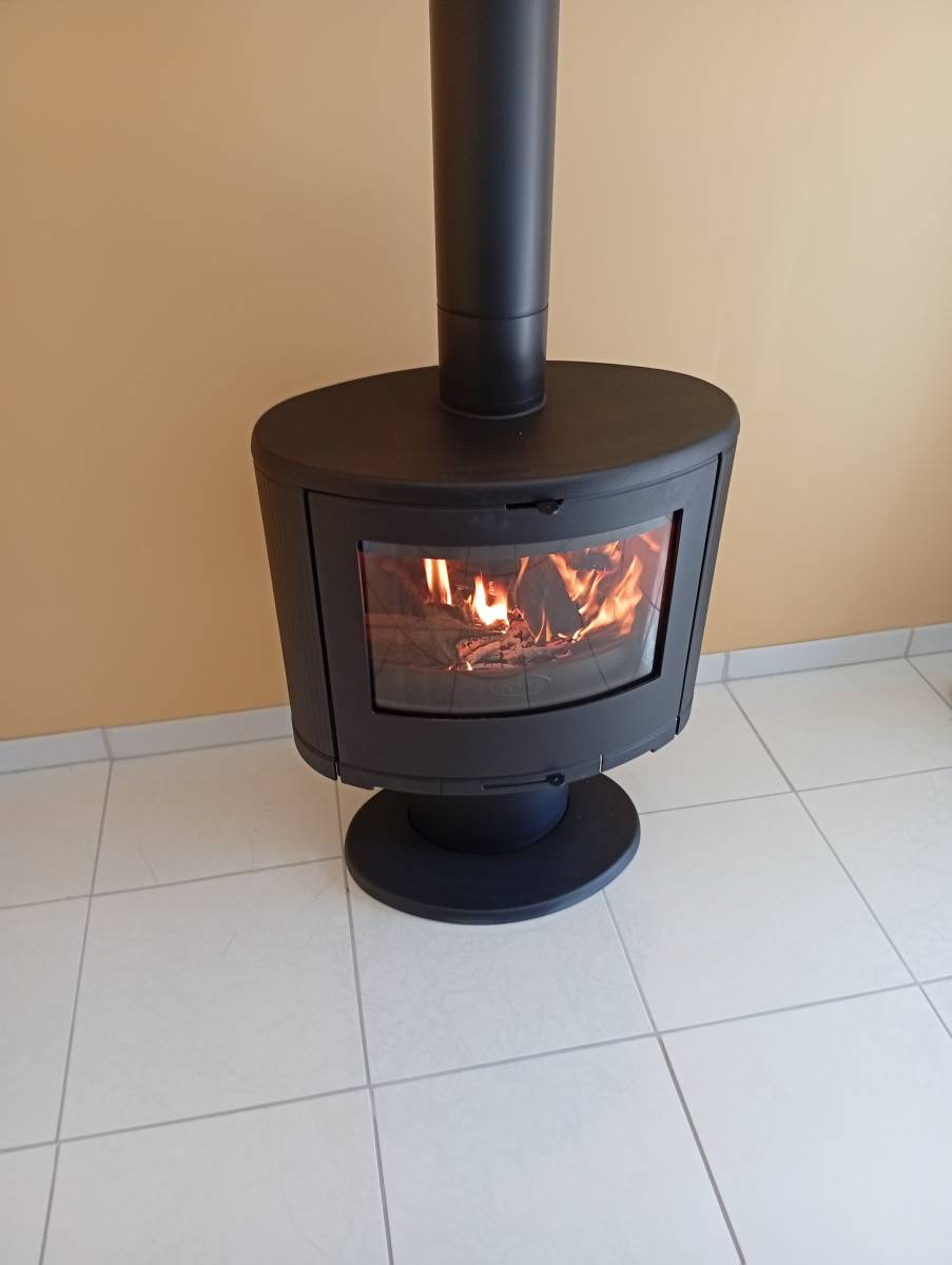 Installation à Saint-Rémy-de-Provence d'un poêle à bois en fonte Dovre modèle Bow sur pied.
