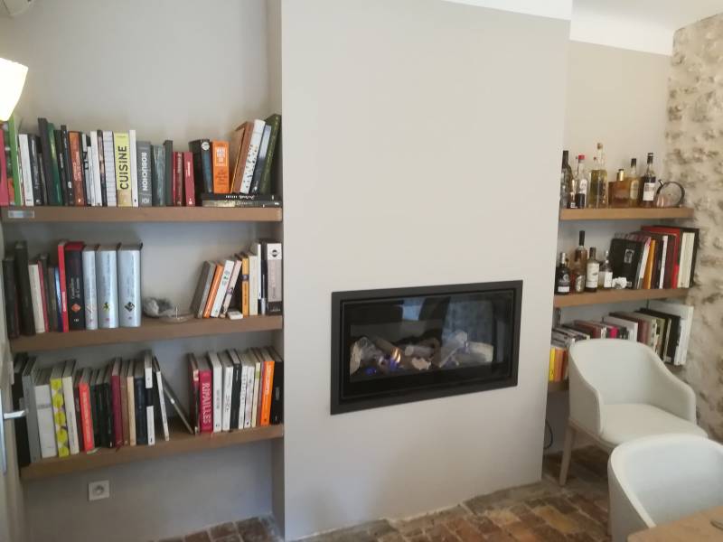 Installation d'un foyer de cheminée fonctionnant au gaz dans un restaurant à Eygualières par cheminées conception