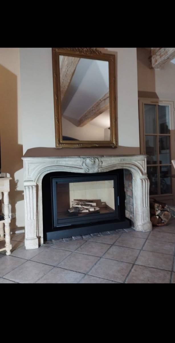Installation d'un insert non encastré dans une grande cheminée dans les Bouches-du-Rhône.