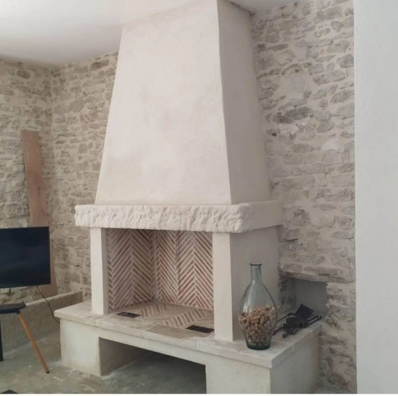 Comment sublimer votre intérieur avec une grande cheminée à feu ouvert ?